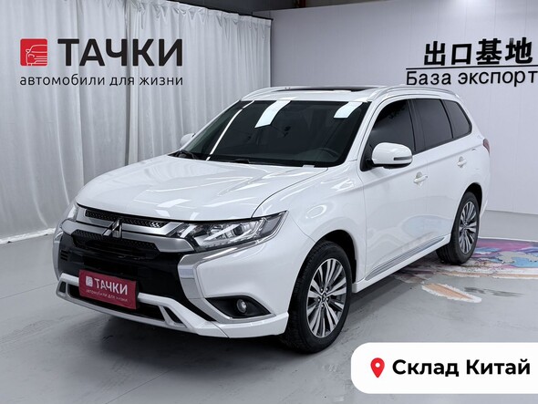 Mitsubishi Outlander 2021 в автосалоне Тачки Китай