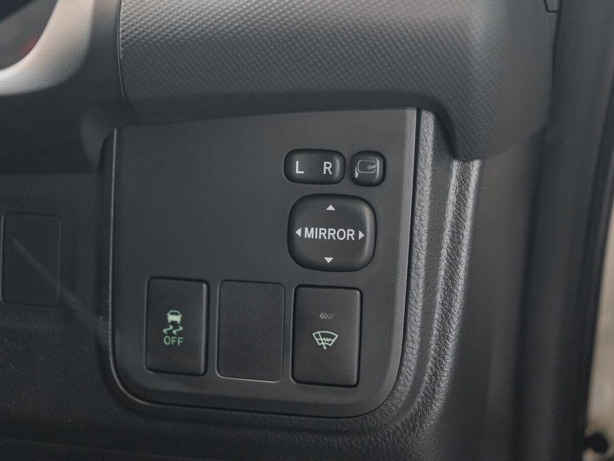 Toyota Wish 2013 - фото автомобиля