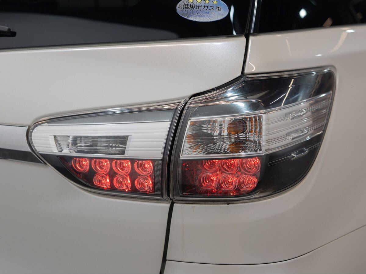 Toyota Wish 2013 - фото автомобиля