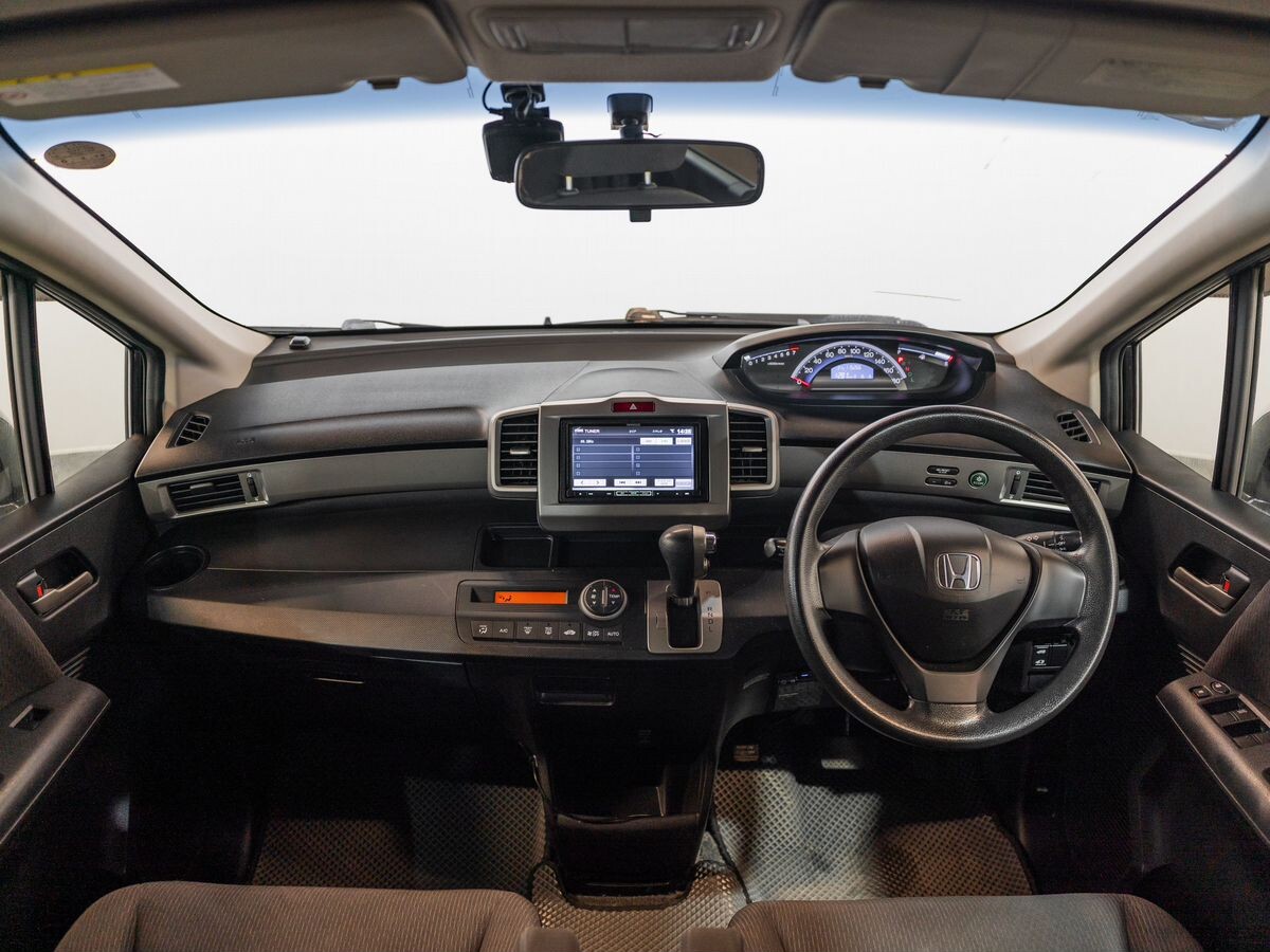 Honda Freed 2012 - фото автомобиля