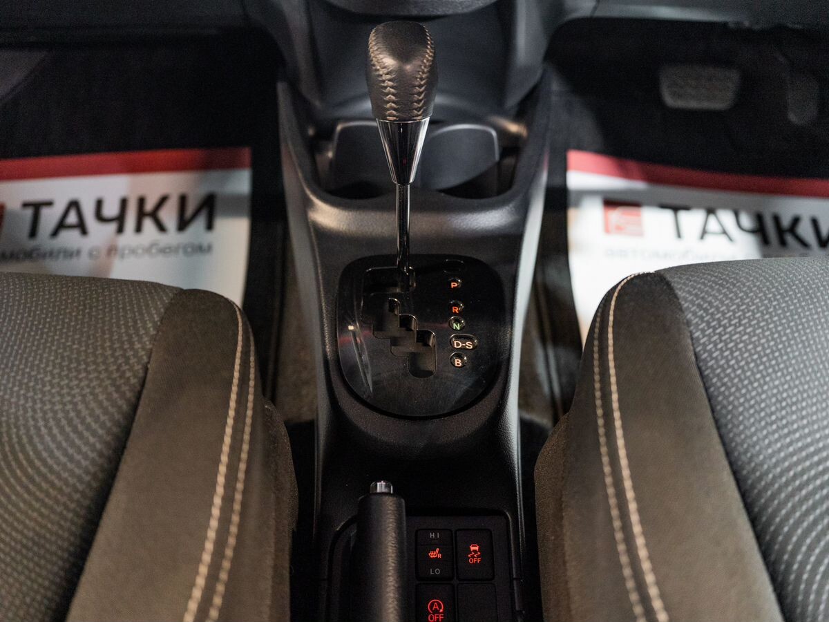 Toyota Vitz 2017 - фото автомобиля
