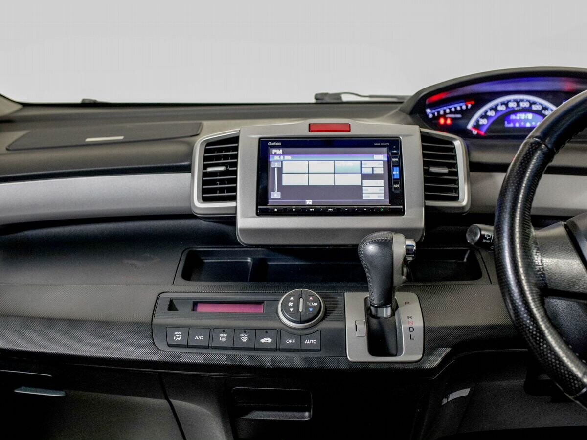 Honda Freed 2011 - фото автомобиля