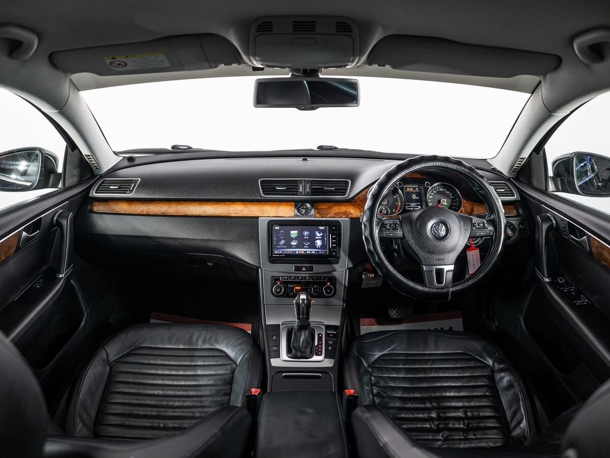 Volkswagen Passat 2011 - фото автомобиля