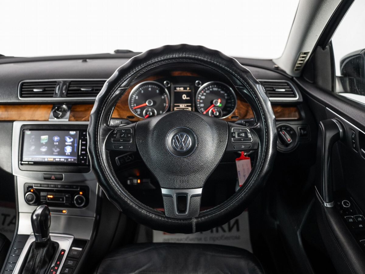 Volkswagen Passat 2011 - фото автомобиля
