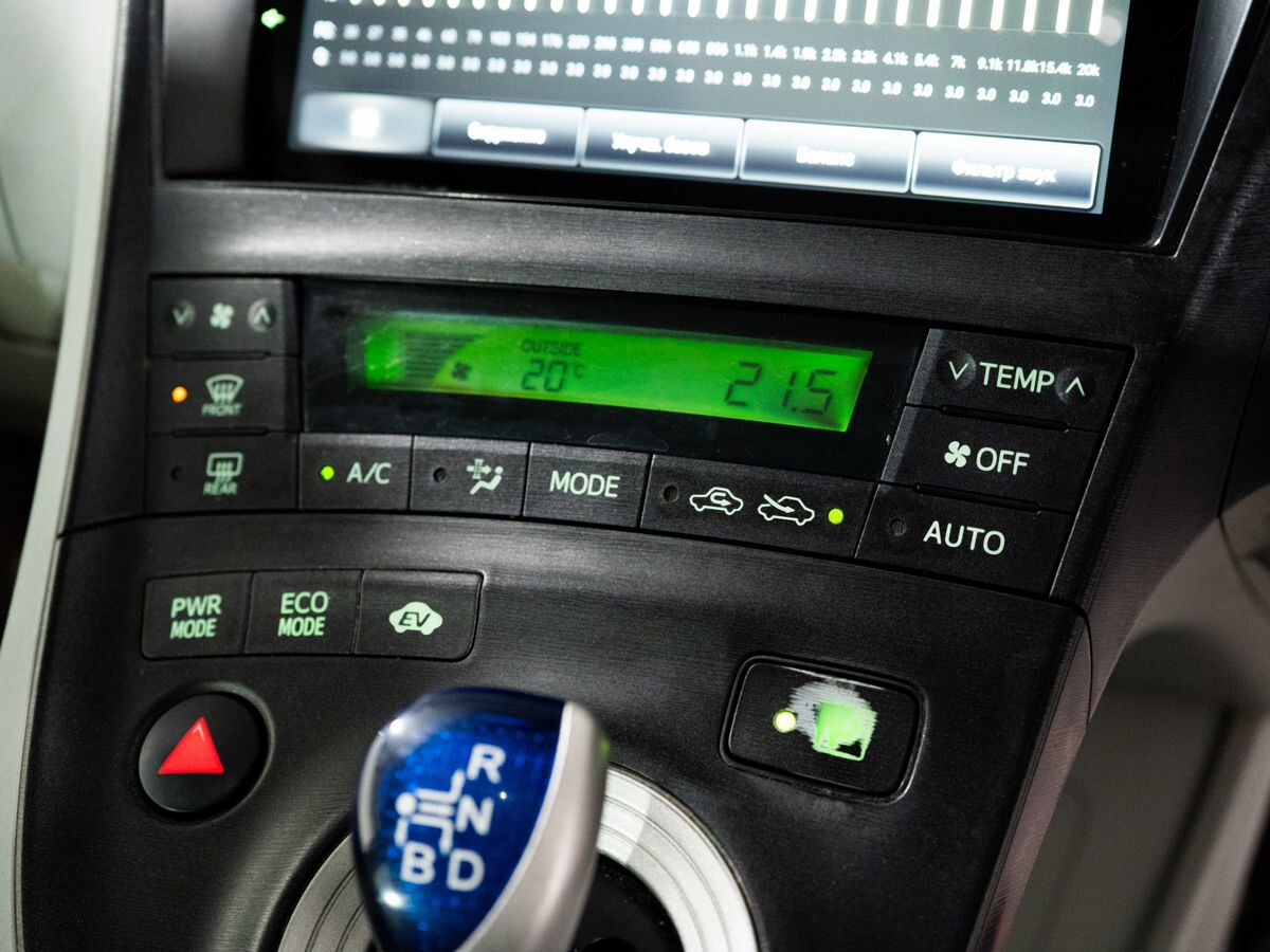 Toyota Prius 2010 - фото автомобиля