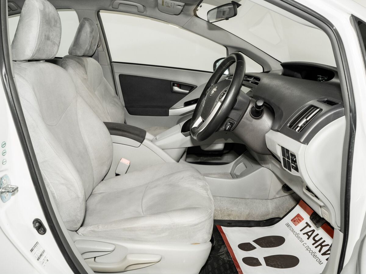 Toyota Prius 2010 - фото автомобиля