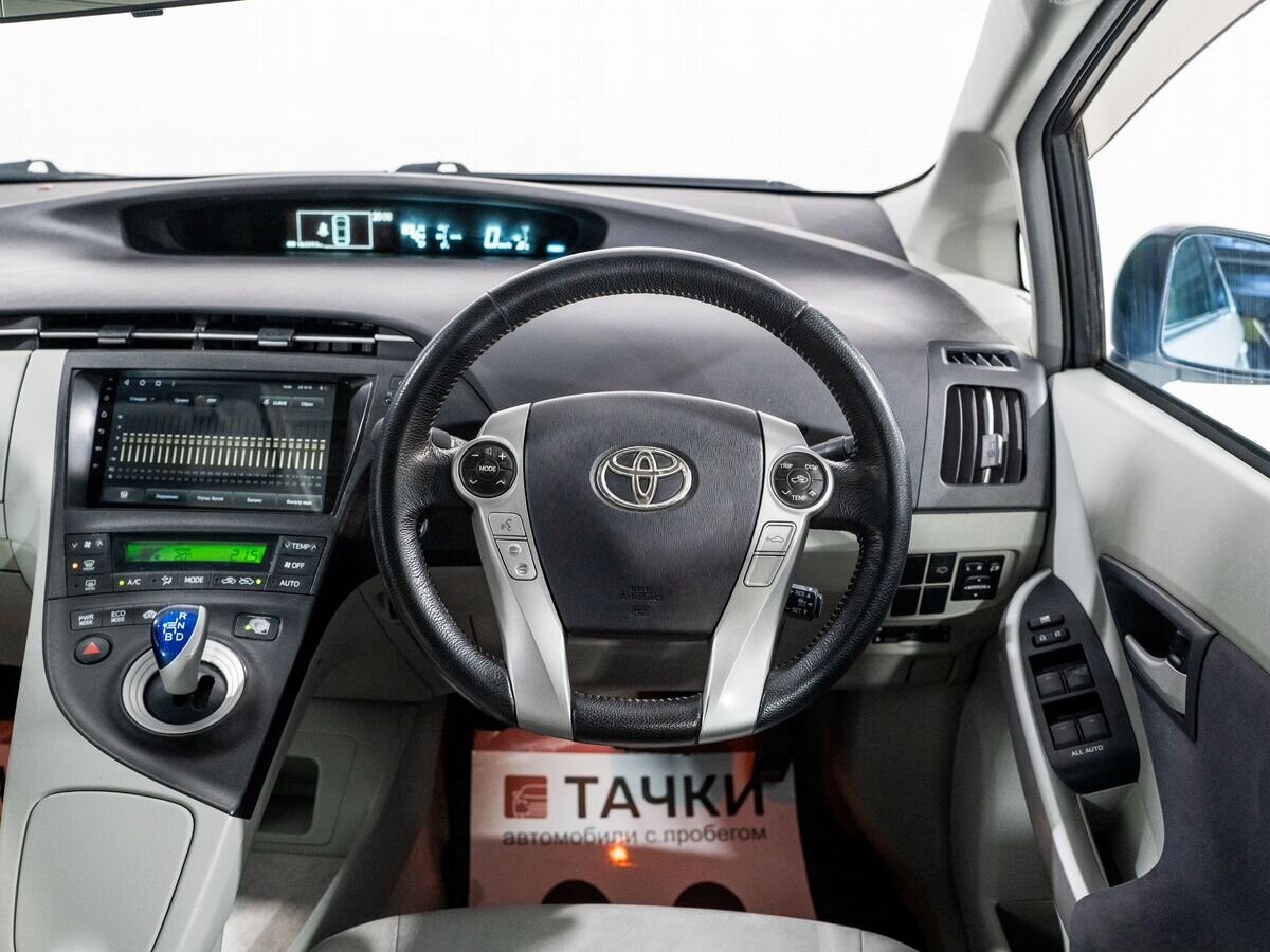 Toyota Prius 2010 - фото автомобиля