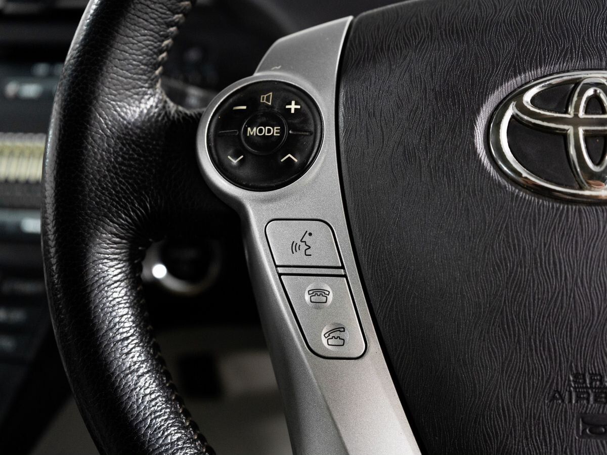 Toyota Prius 2010 - фото автомобиля