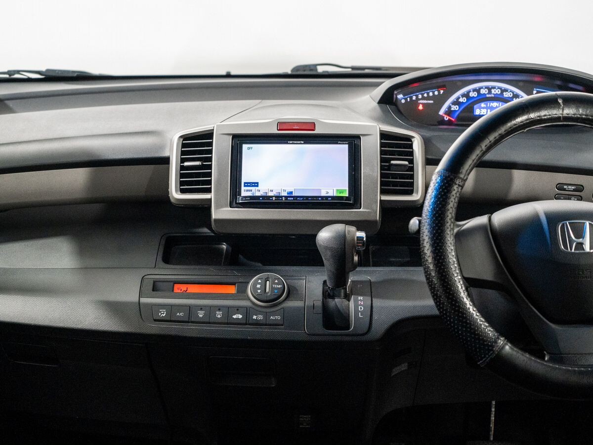Honda Freed Spike 2012 - фото автомобиля