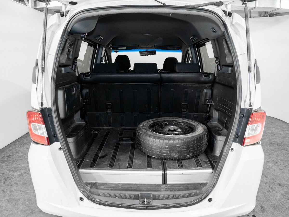 Honda Freed Spike 2012 - фото автомобиля
