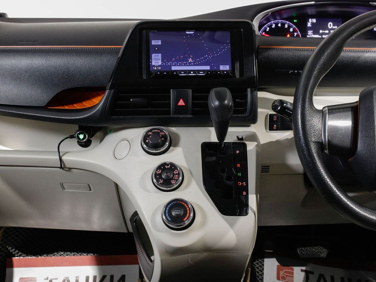 Toyota Sienta 2018 - фото автомобиля