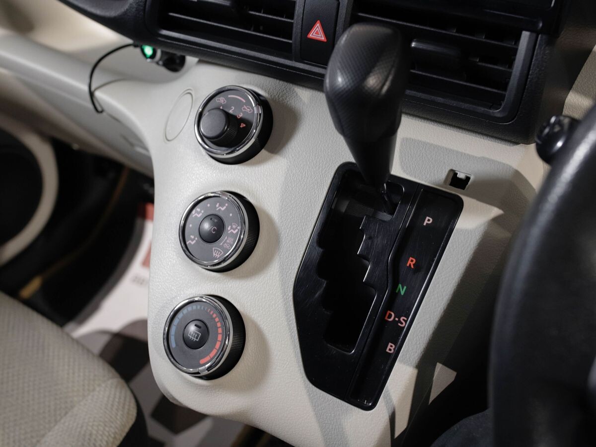 Toyota Sienta 2018 - фото автомобиля