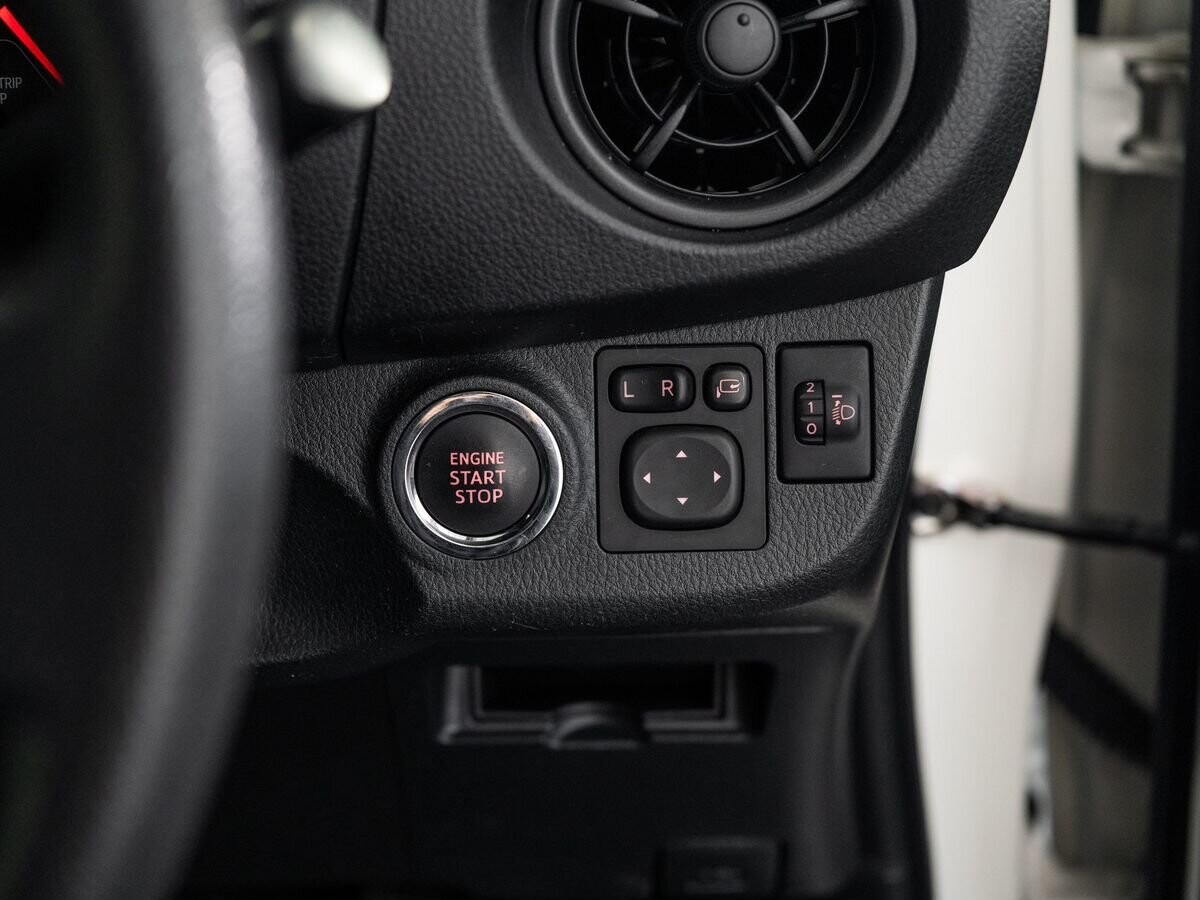Toyota Vitz 2019 - фото автомобиля