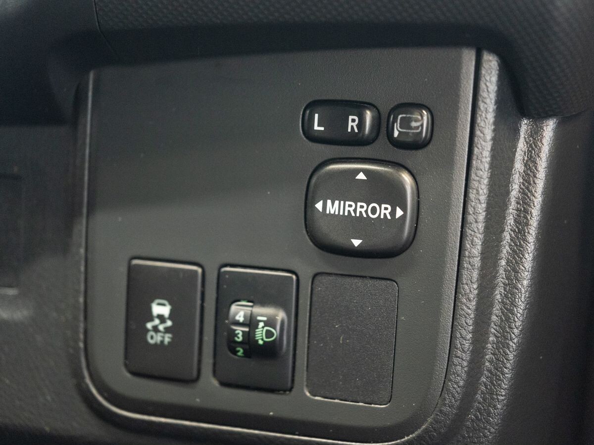 Toyota Wish 2013 - фото автомобиля