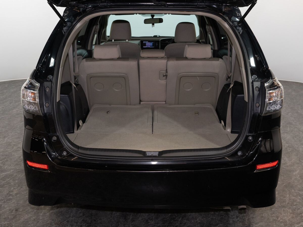 Toyota Wish 2013 - фото автомобиля