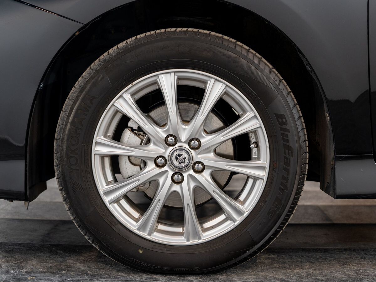 Toyota Wish 2013 - фото автомобиля