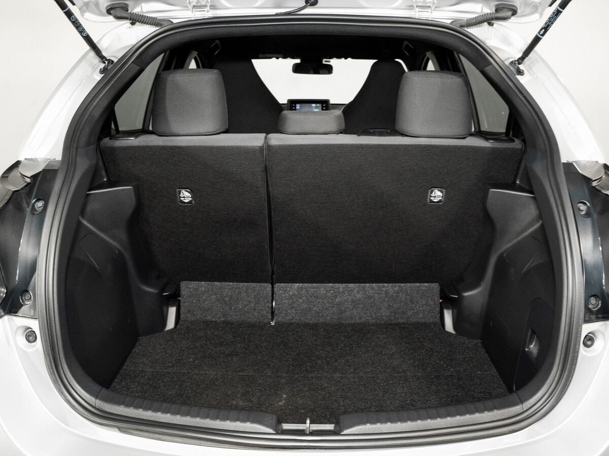 Toyota Yaris 2021 - фото автомобиля