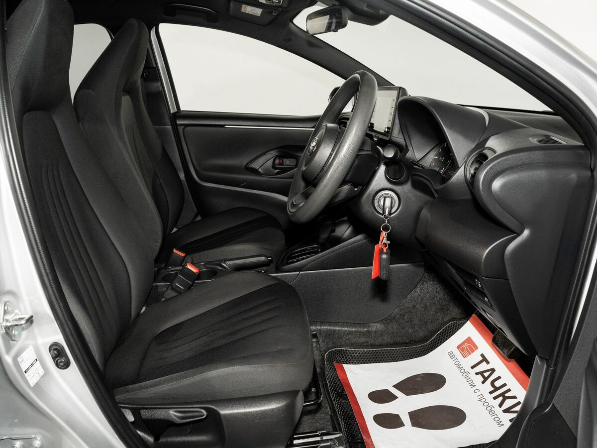 Toyota Yaris 2021 - фото автомобиля