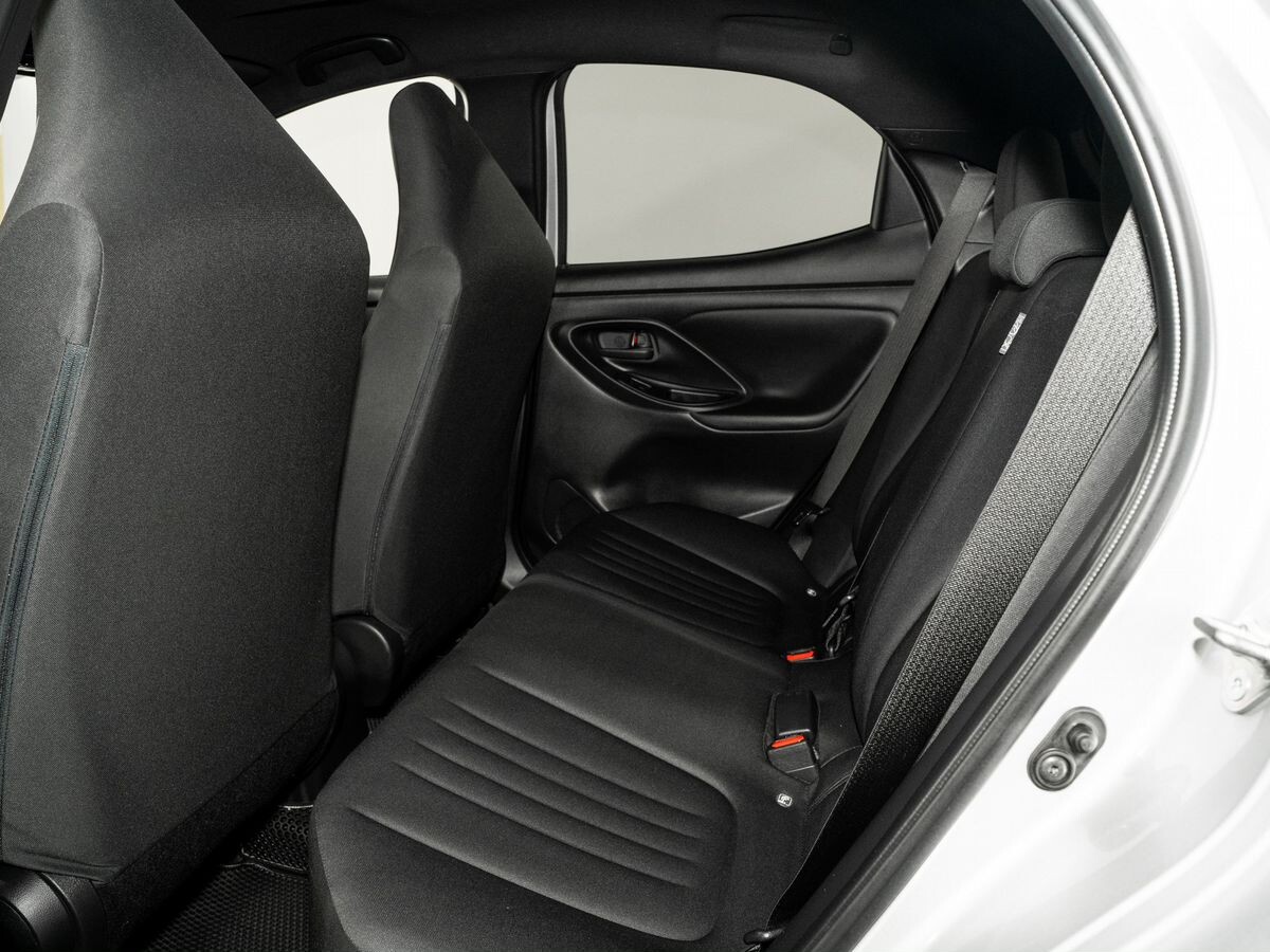 Toyota Yaris 2021 - фото автомобиля