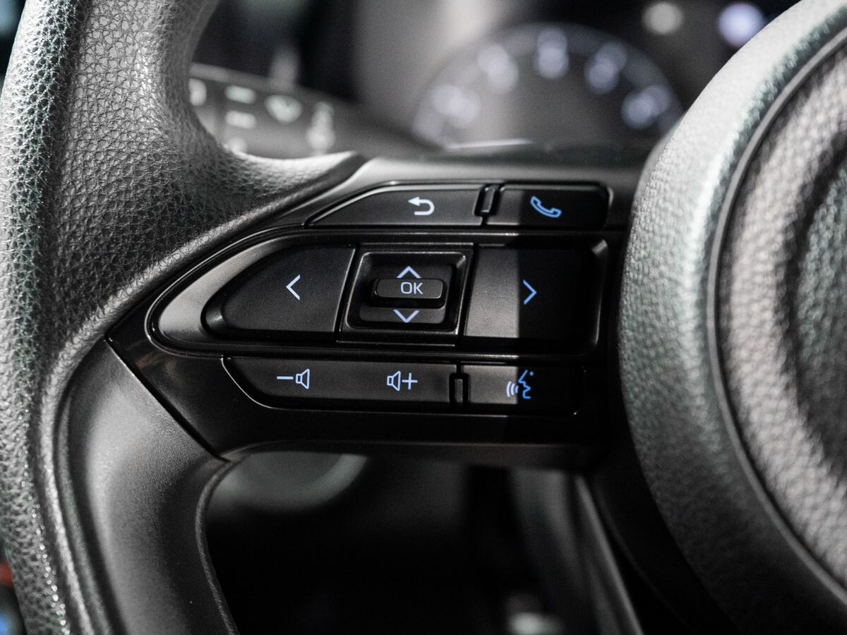 Toyota Yaris 2021 - фото автомобиля