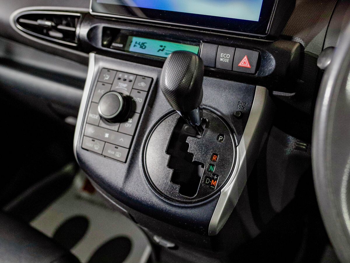Toyota Wish 2009 - фото автомобиля