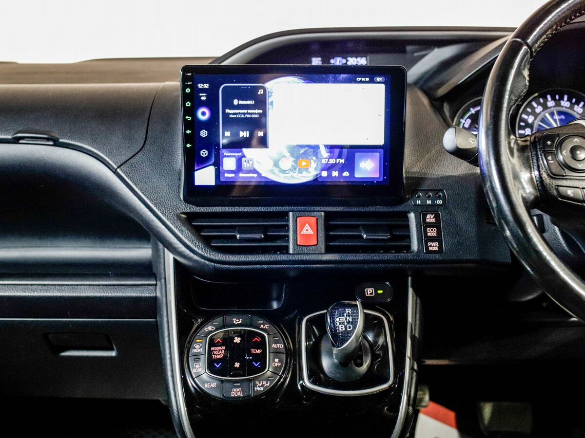 Toyota Voxy 2021 - фото автомобиля