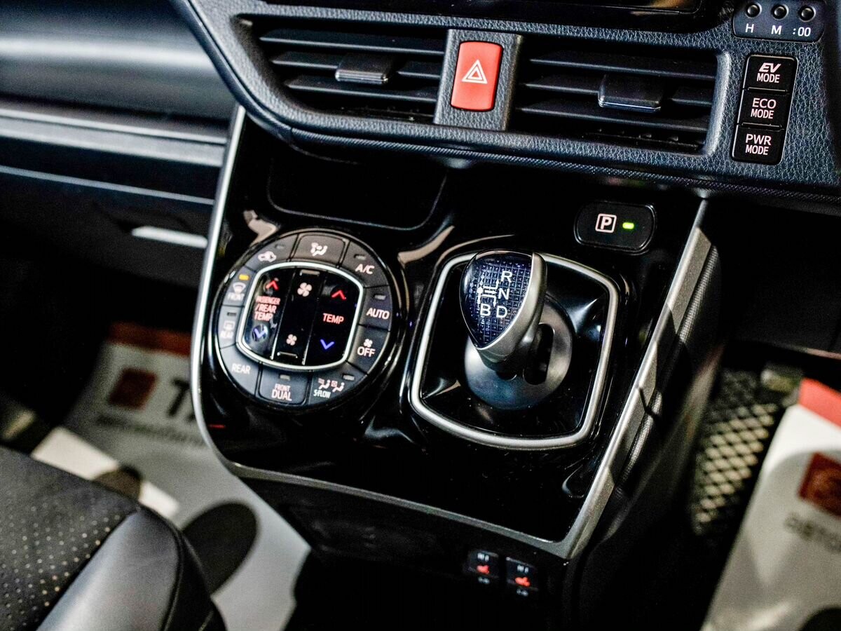 Toyota Voxy 2021 - фото автомобиля