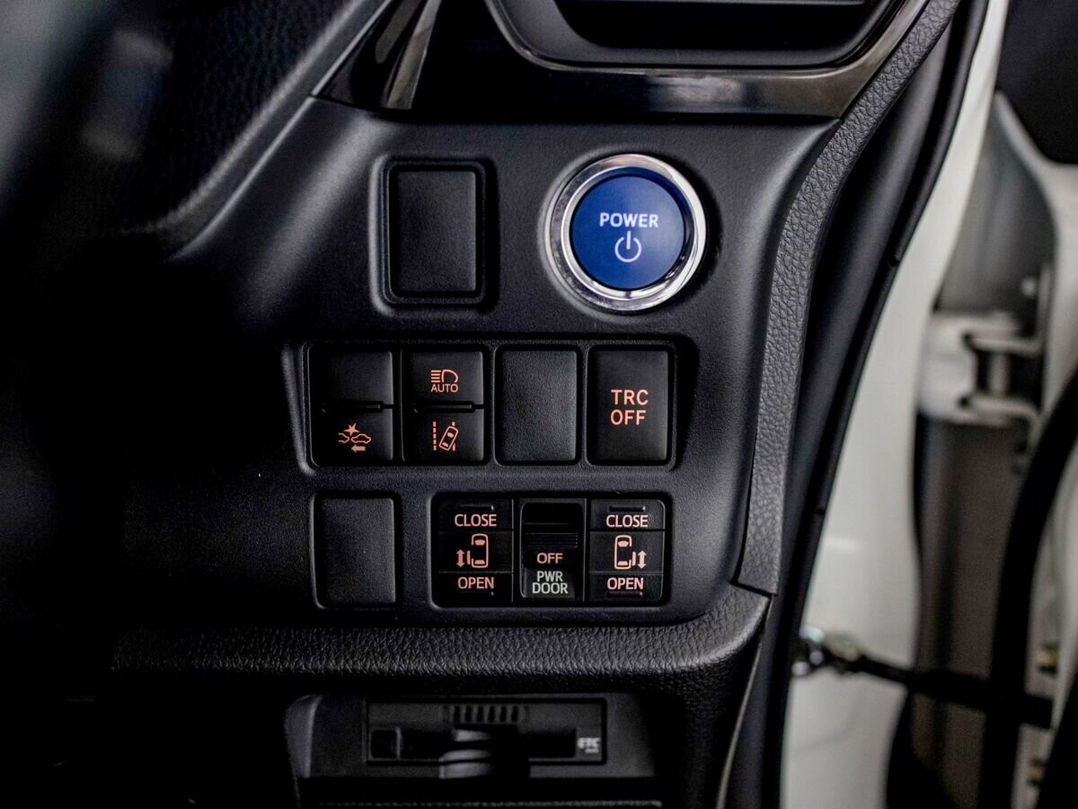 Toyota Voxy 2021 - фото автомобиля