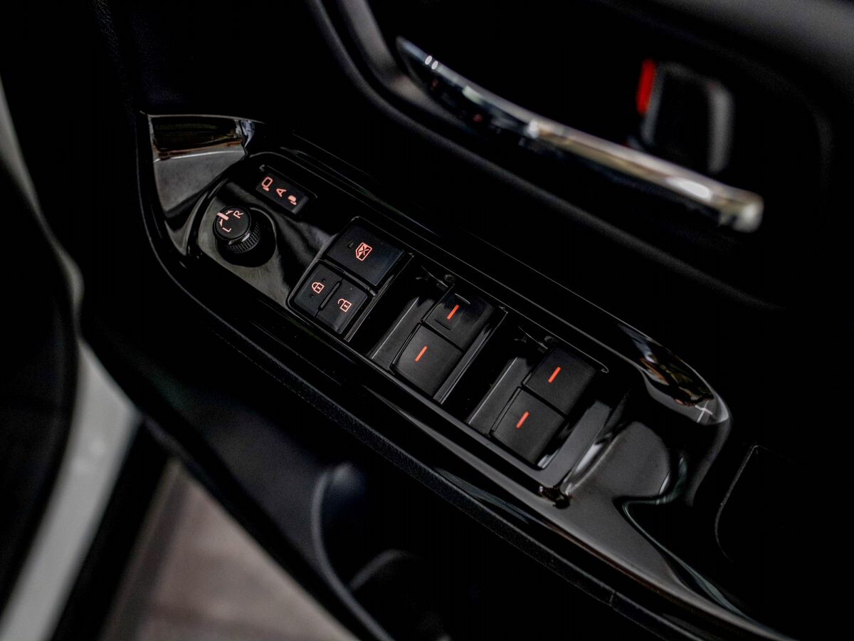 Toyota Voxy 2021 - фото автомобиля