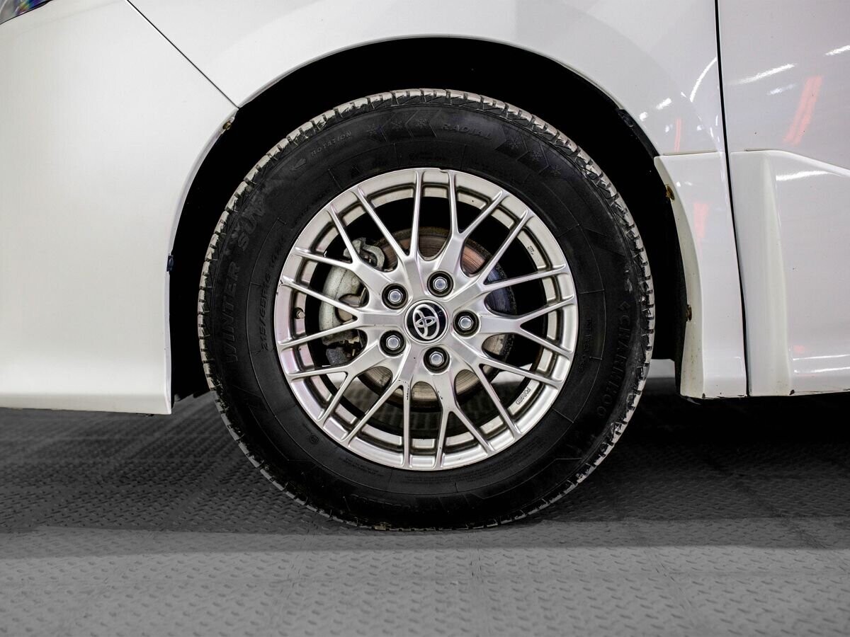 Toyota Voxy 2021 - фото автомобиля