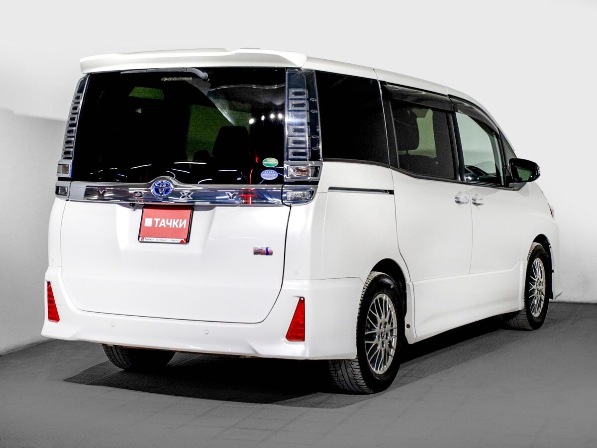Toyota Voxy 2021 - фото автомобиля