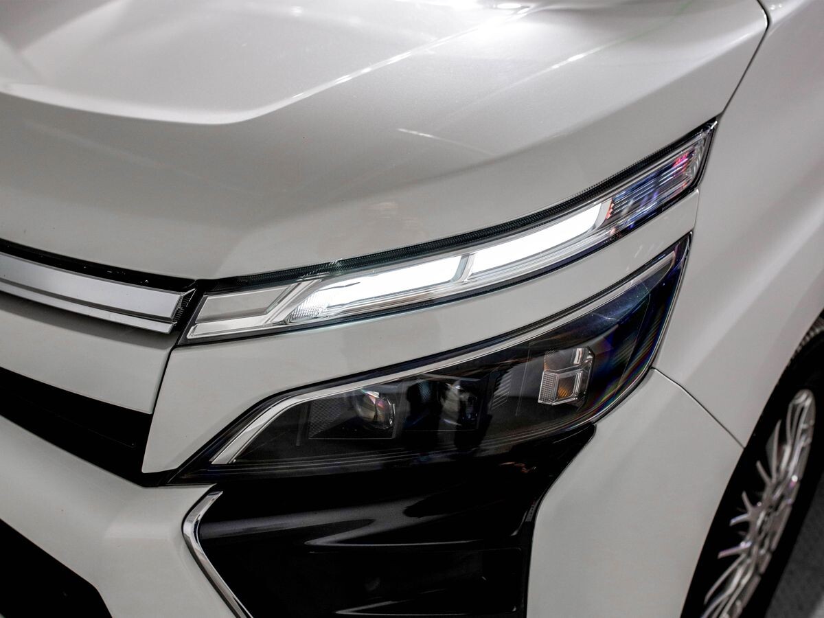 Toyota Voxy 2021 - фото автомобиля