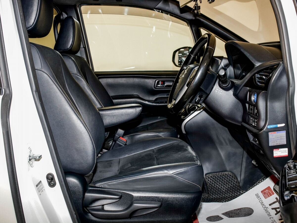 Toyota Voxy 2021 - фото автомобиля