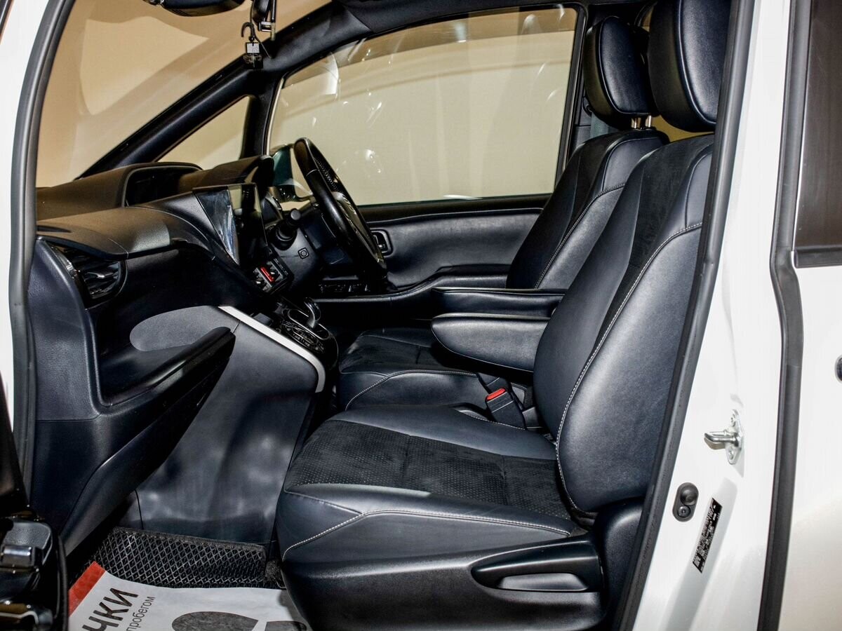 Toyota Voxy 2021 - фото автомобиля