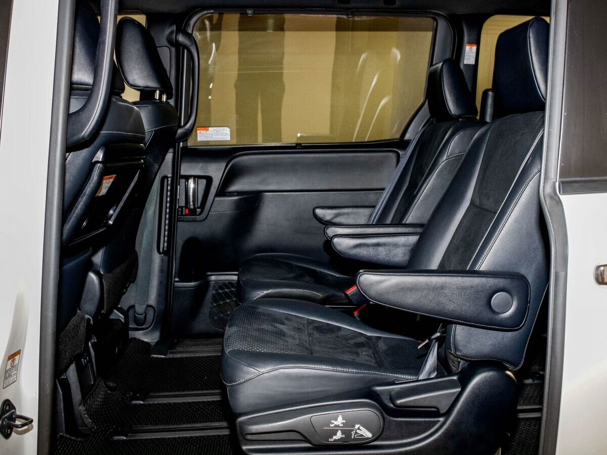 Toyota Voxy 2021 - фото автомобиля