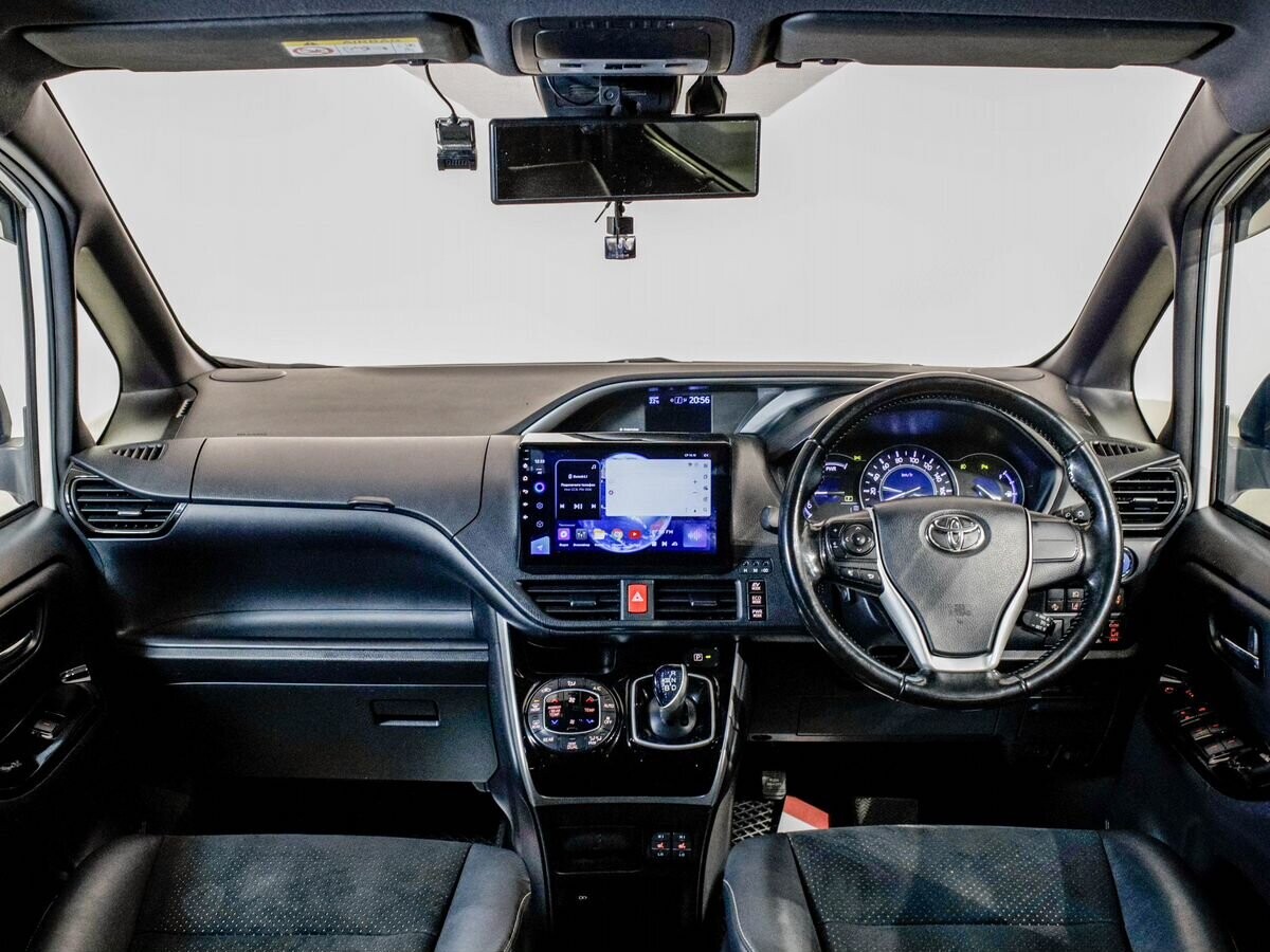 Toyota Voxy 2021 - фото автомобиля