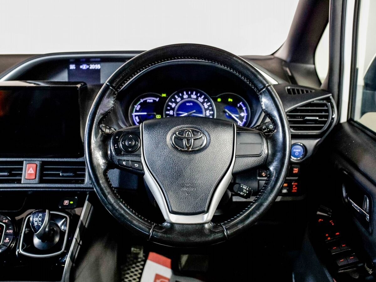 Toyota Voxy 2021 - фото автомобиля