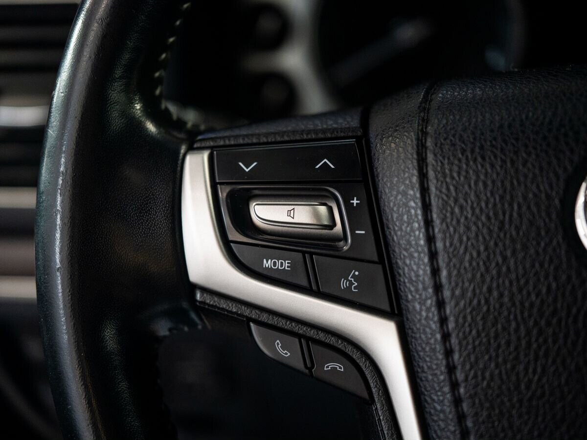 Toyota Land Cruiser 2018 - фото автомобиля