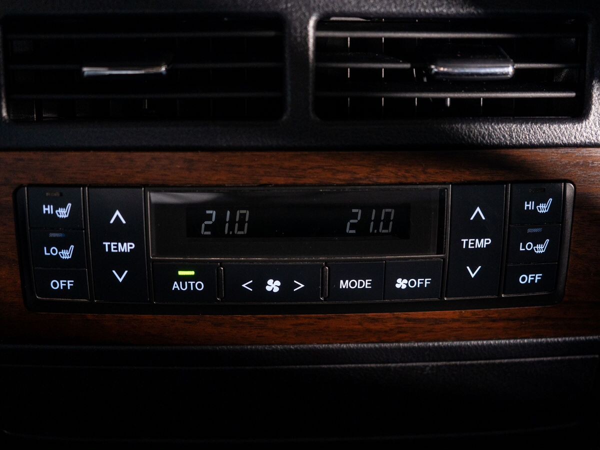 Toyota Land Cruiser 2018 - фото автомобиля
