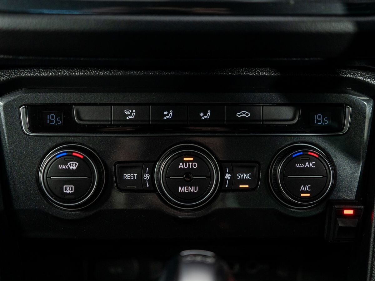 Volkswagen Tiguan 2018 - фото автомобиля