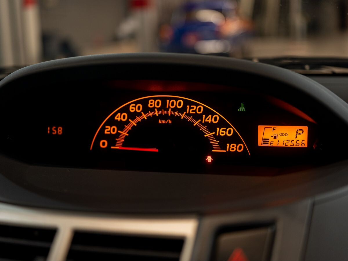 Toyota Vitz 2010 - фото автомобиля