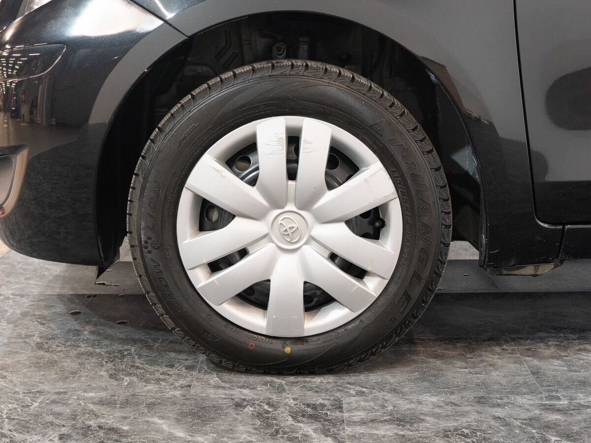Toyota Vitz 2010 - фото автомобиля