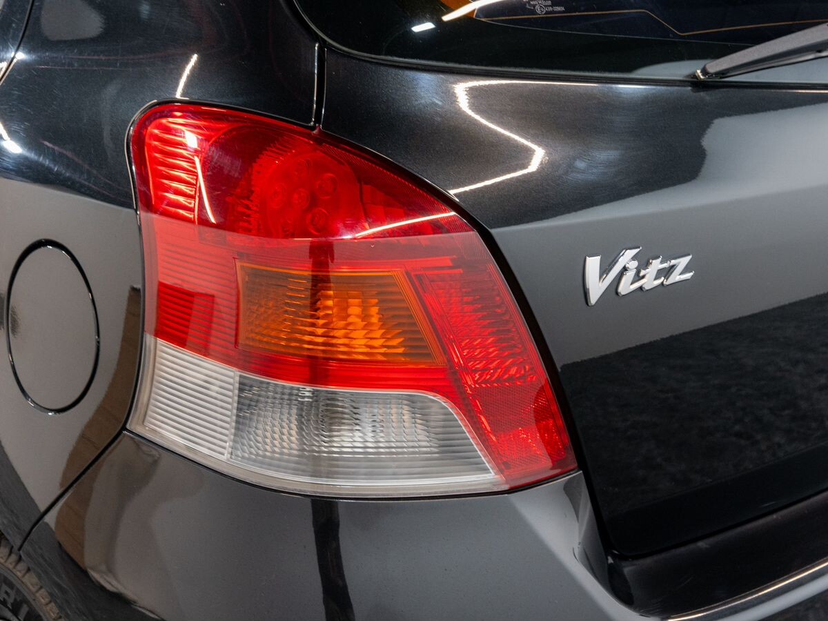 Toyota Vitz 2010 - фото автомобиля