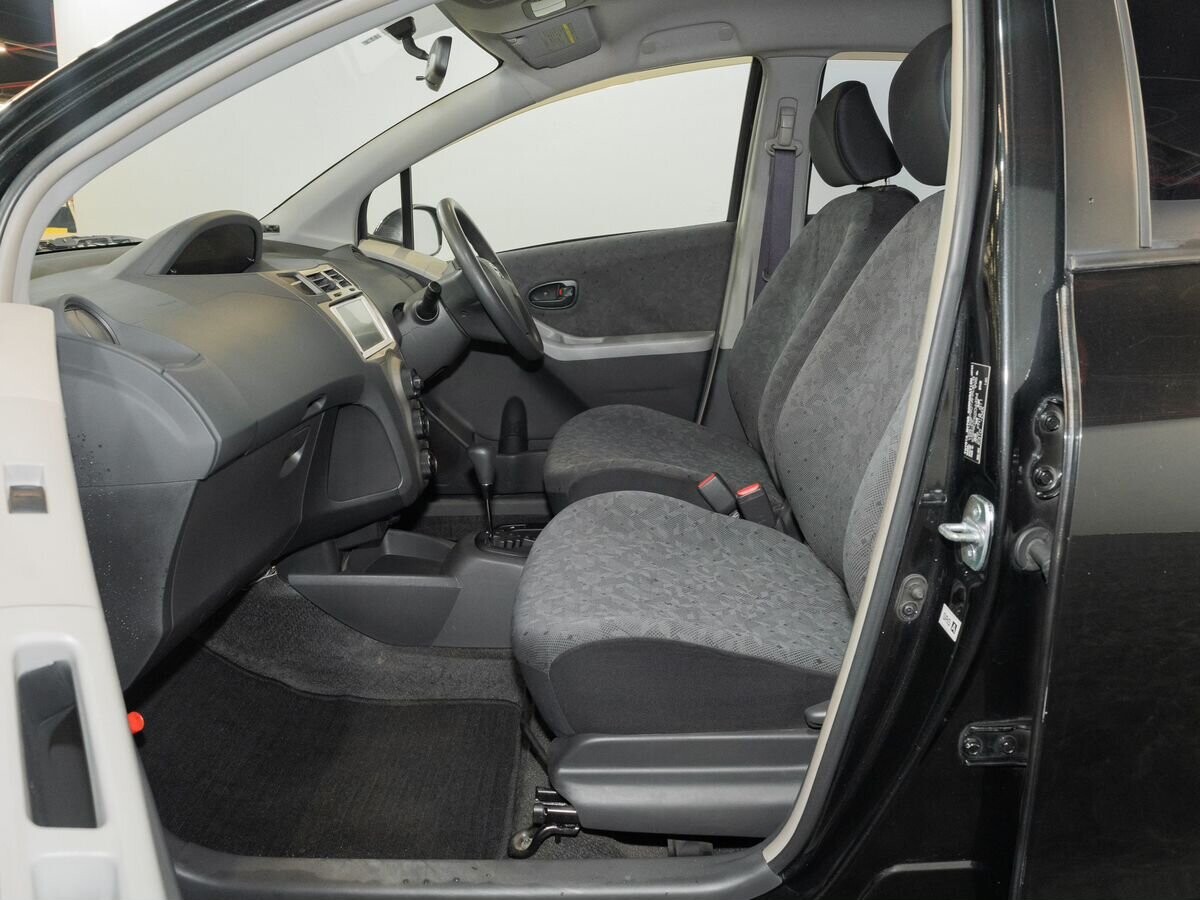 Toyota Vitz 2010 - фото автомобиля