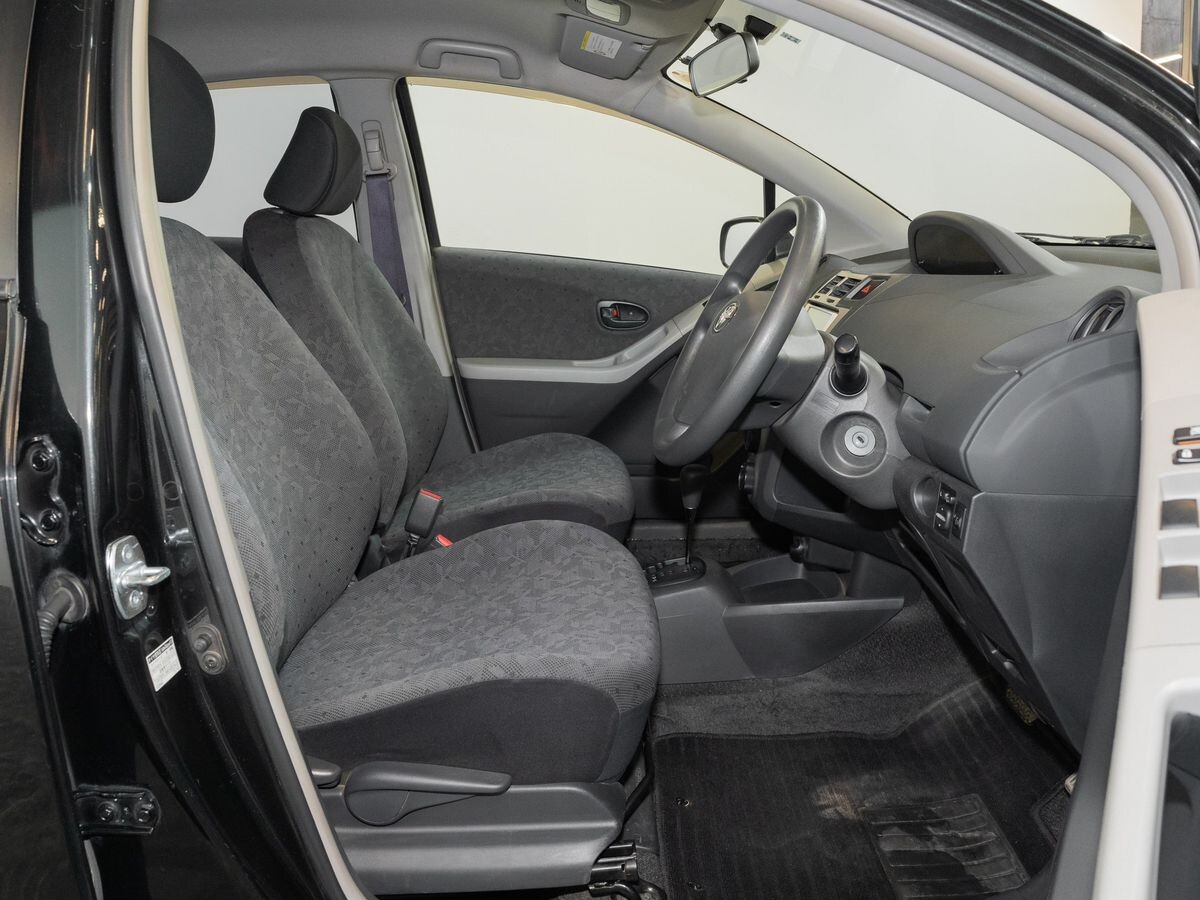 Toyota Vitz 2010 - фото автомобиля