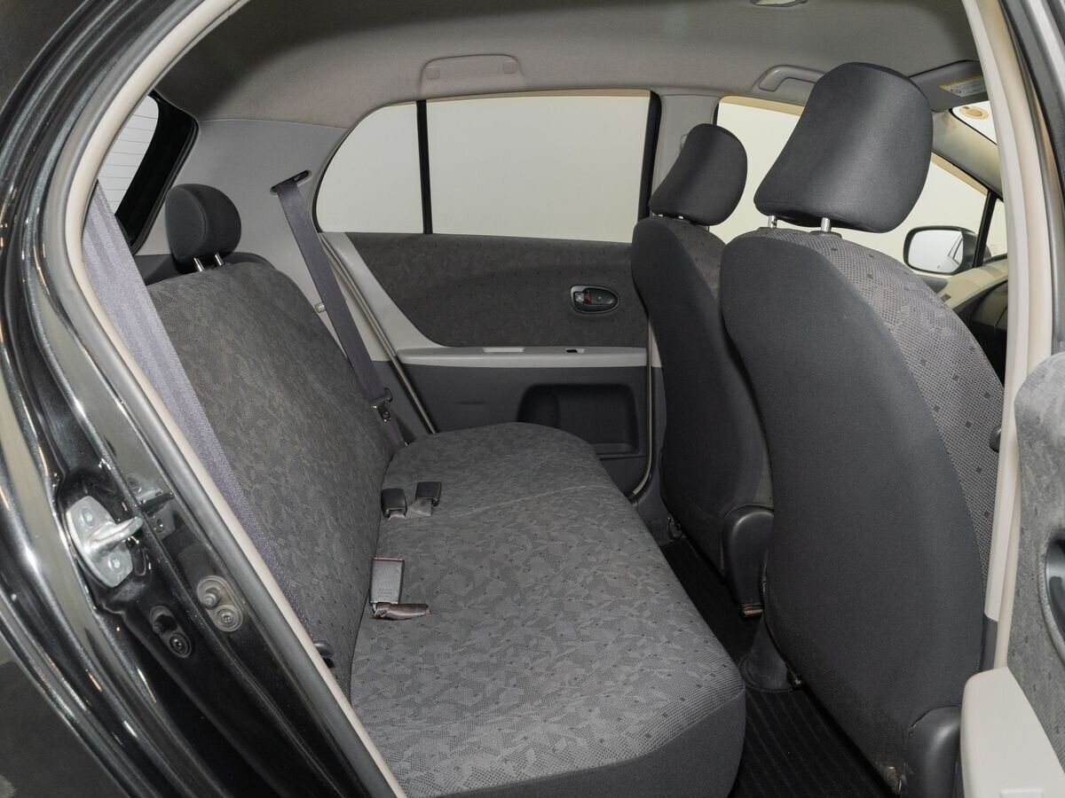 Toyota Vitz 2010 - фото автомобиля