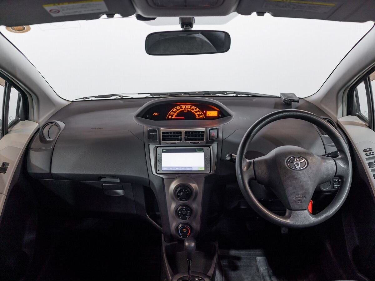 Toyota Vitz 2010 - фото автомобиля