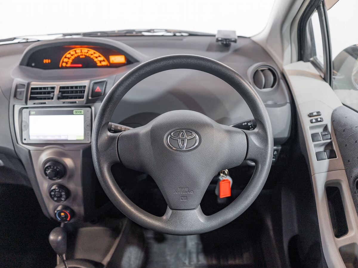 Toyota Vitz 2010 - фото автомобиля