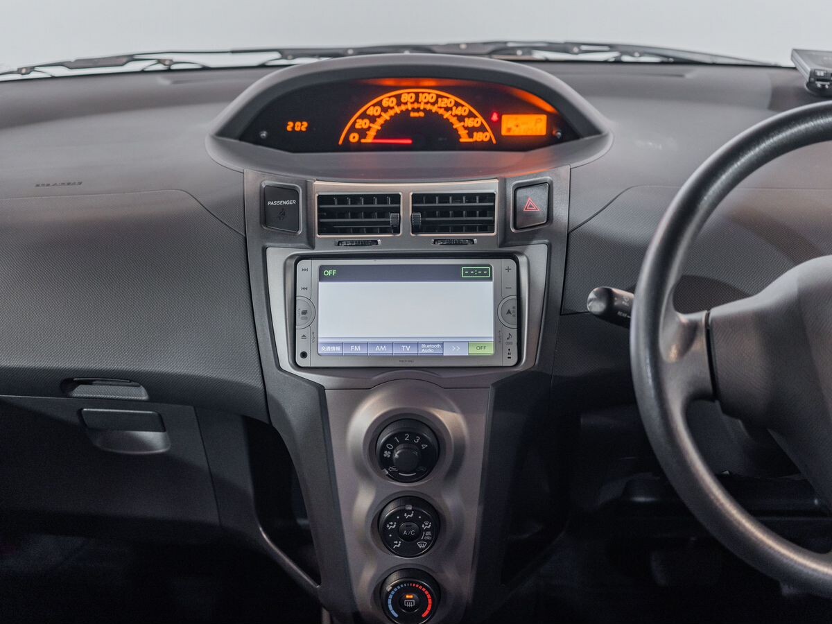 Toyota Vitz 2010 - фото автомобиля