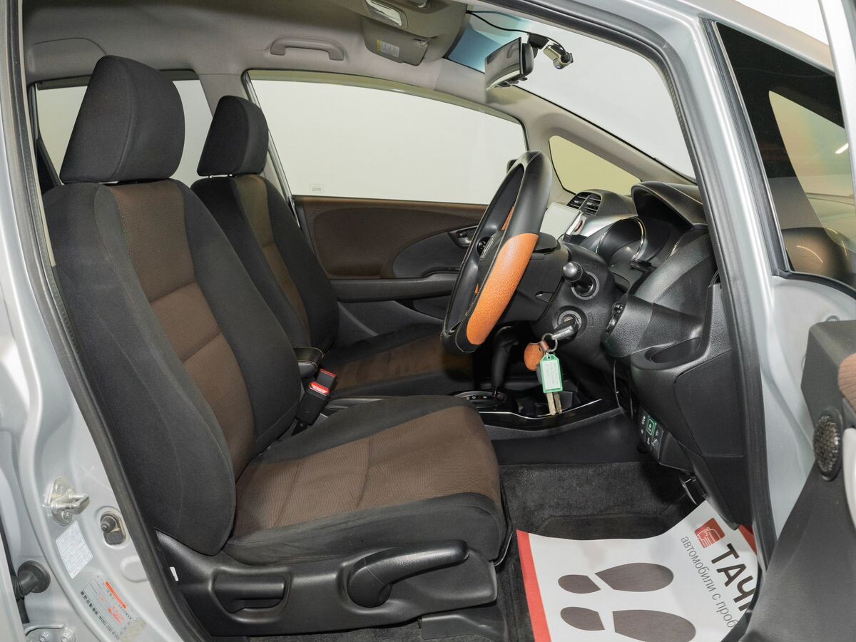 Honda Fit Shuttle 2012 - фото автомобиля
